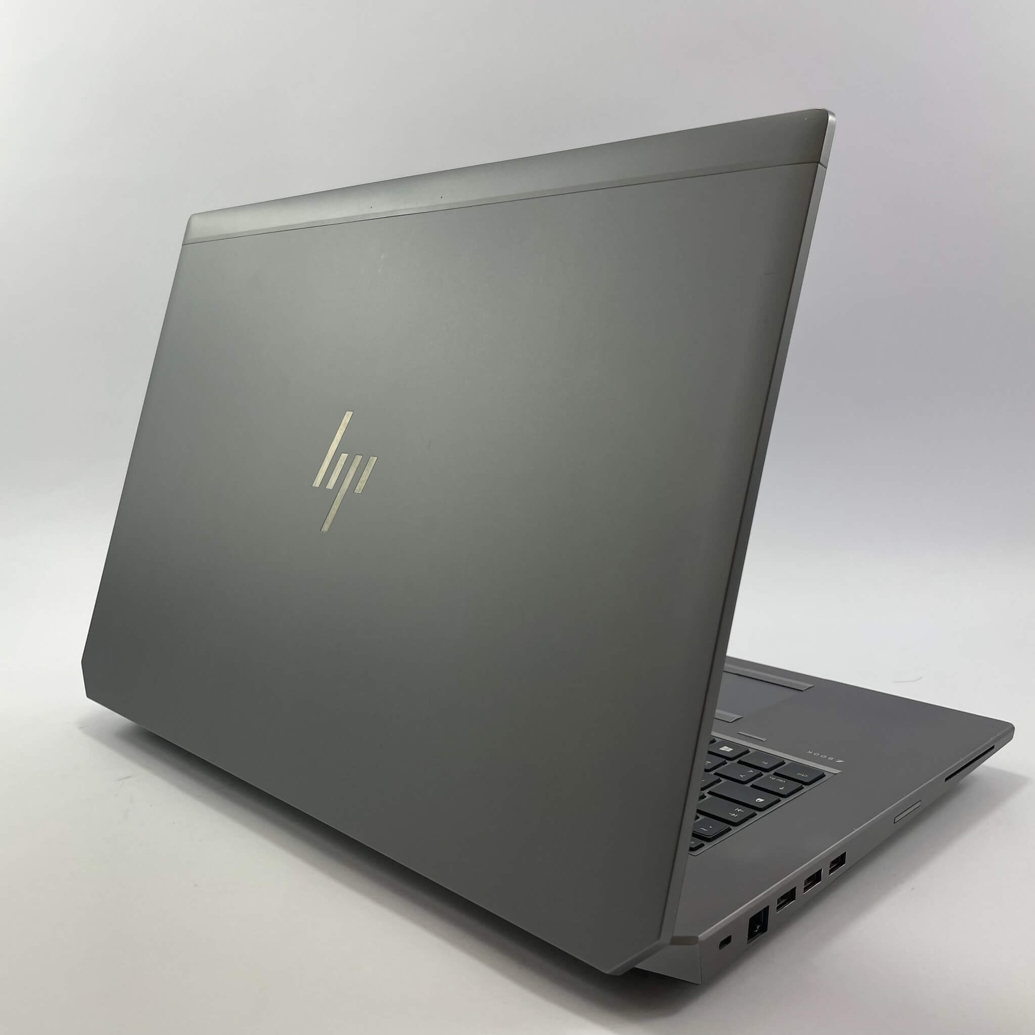 Refurbished HP ZBook G5 laptop op een bureau, ideaal voor creatieven en professionals.