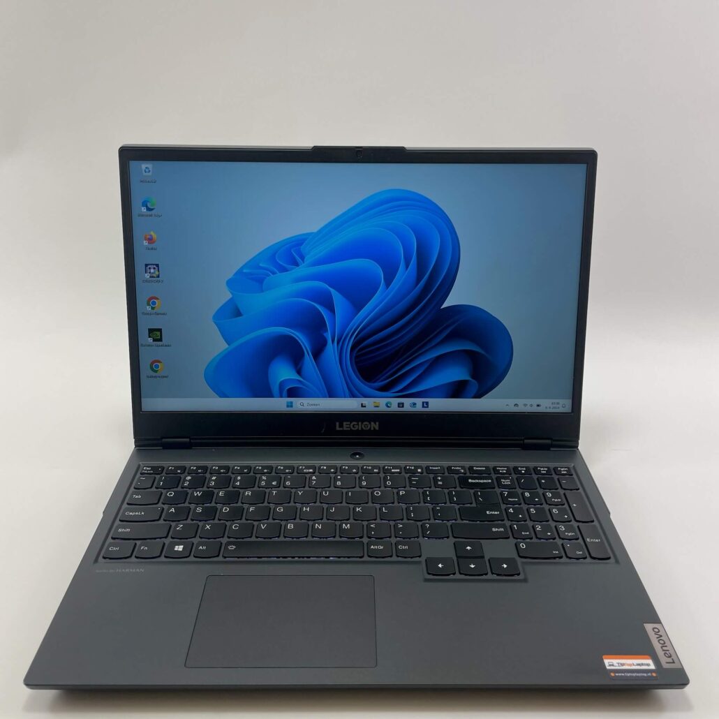 "TipTopLaptop laptop die ligt in de showroom met hoogwaardige refurbished laptops."